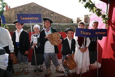 Kinder auf einem Weinfest im Baskenland